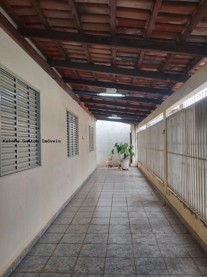 Casa à venda com 3 quartos, 250m² - Foto 2