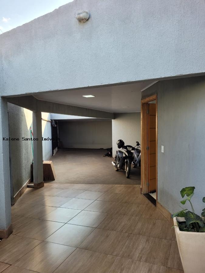 Casa à venda com 3 quartos, 212m² - Foto 1